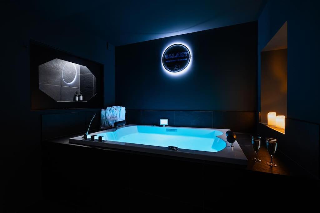 Galaxy La Tete Dans Les Etoiles Apartment Риом Екстериор снимка