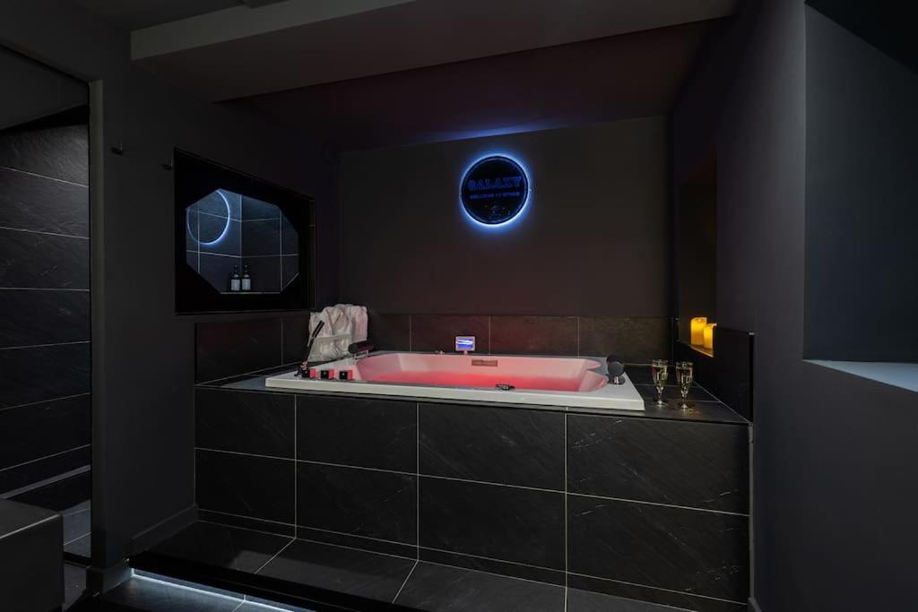 Galaxy La Tete Dans Les Etoiles Apartment Риом Екстериор снимка